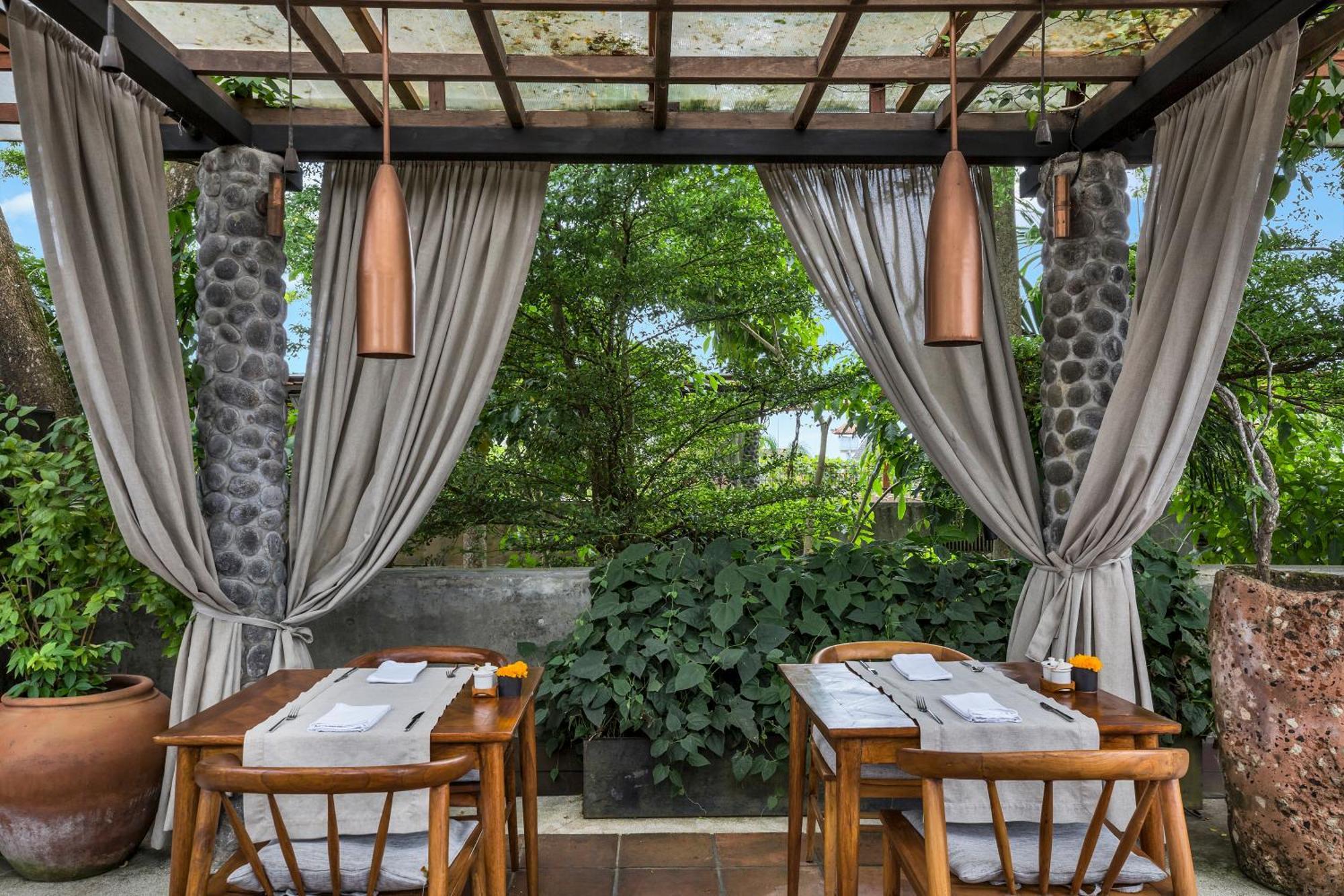 Hotel Bisma Eight - Chse Certified Ubud Exterior foto The restaurant's outdoor seating area
