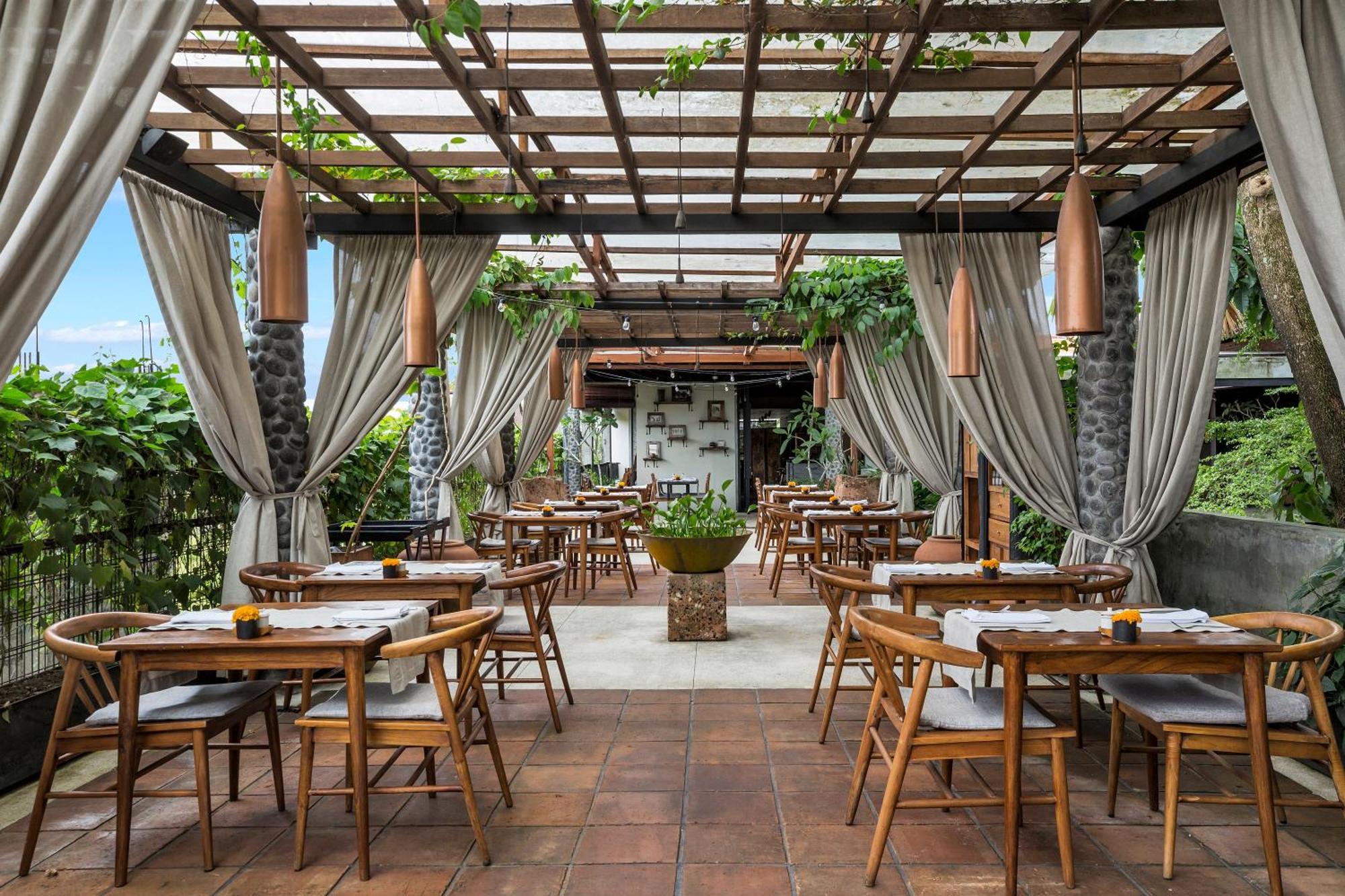 Hotel Bisma Eight - Chse Certified Ubud Exterior foto The restaurant's terrace