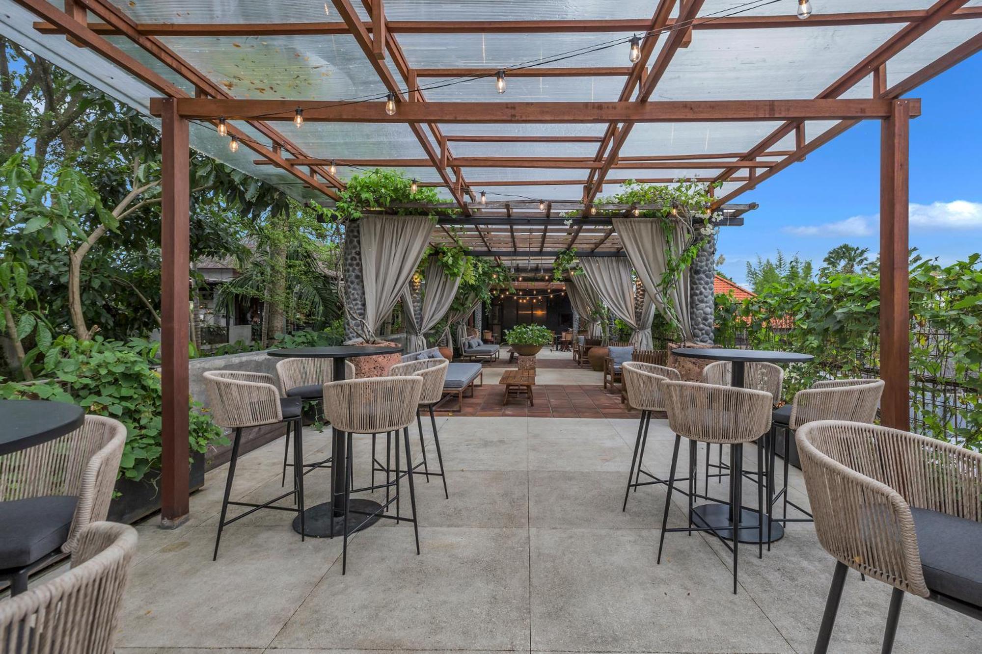 Hotel Bisma Eight - Chse Certified Ubud Exterior foto The rooftop bar at the hotel
