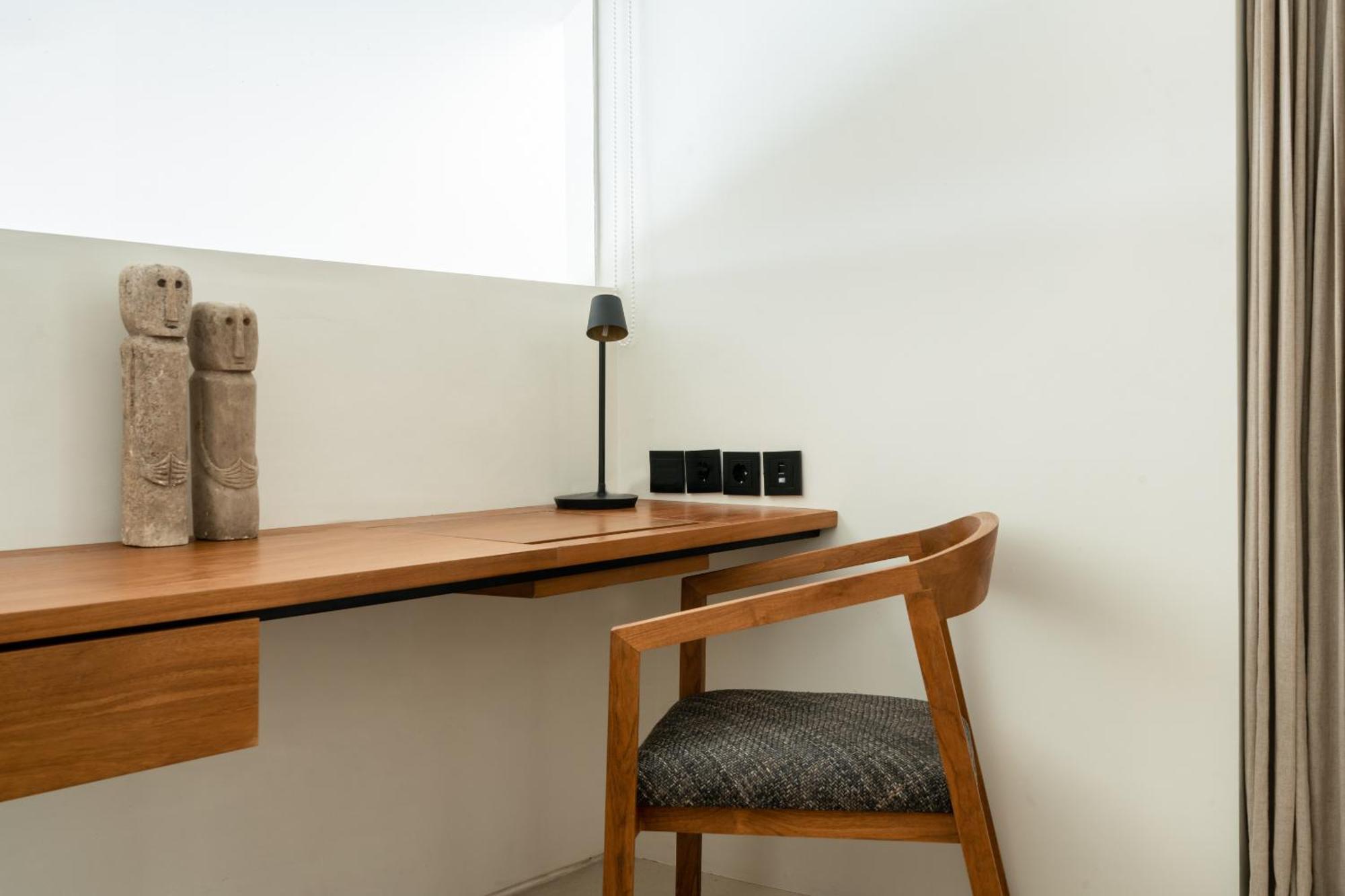 Hotel Bisma Eight - Chse Certified Ubud Habitación foto A desk with a chair