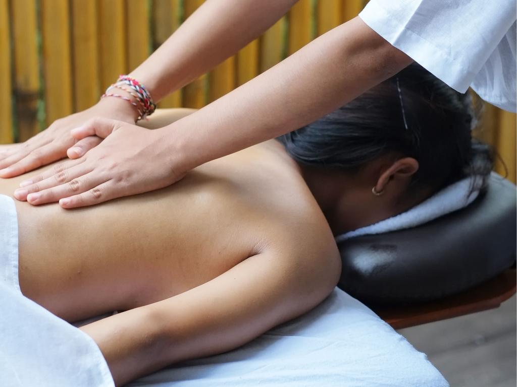 Hotel Bisma Eight - Chse Certified Ubud Exterior foto A massage therapist treating a patient