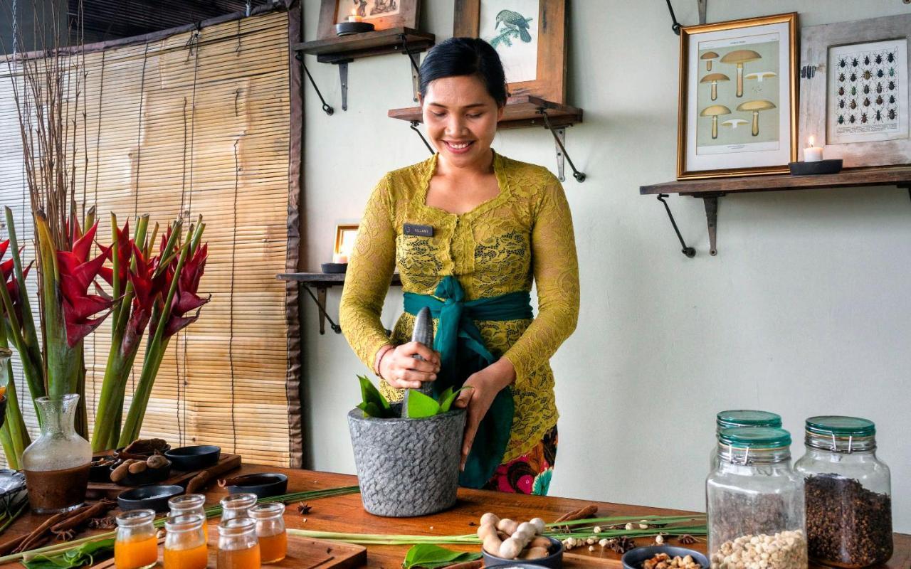 Hotel Bisma Eight - Chse Certified Ubud Exterior foto A Balinese woman preparing traditional medicine