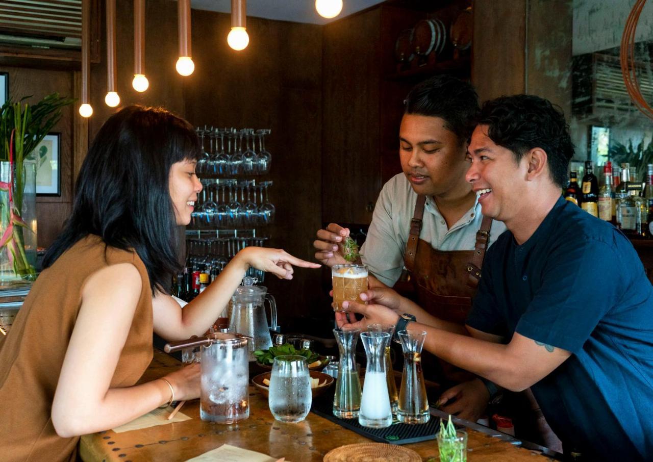Hotel Bisma Eight - Chse Certified Ubud Exterior foto A bartender serving drinks